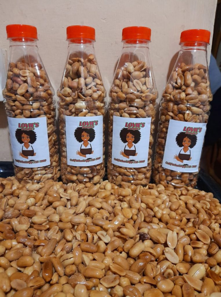 Peanuts and chow flavour pepper sauce.